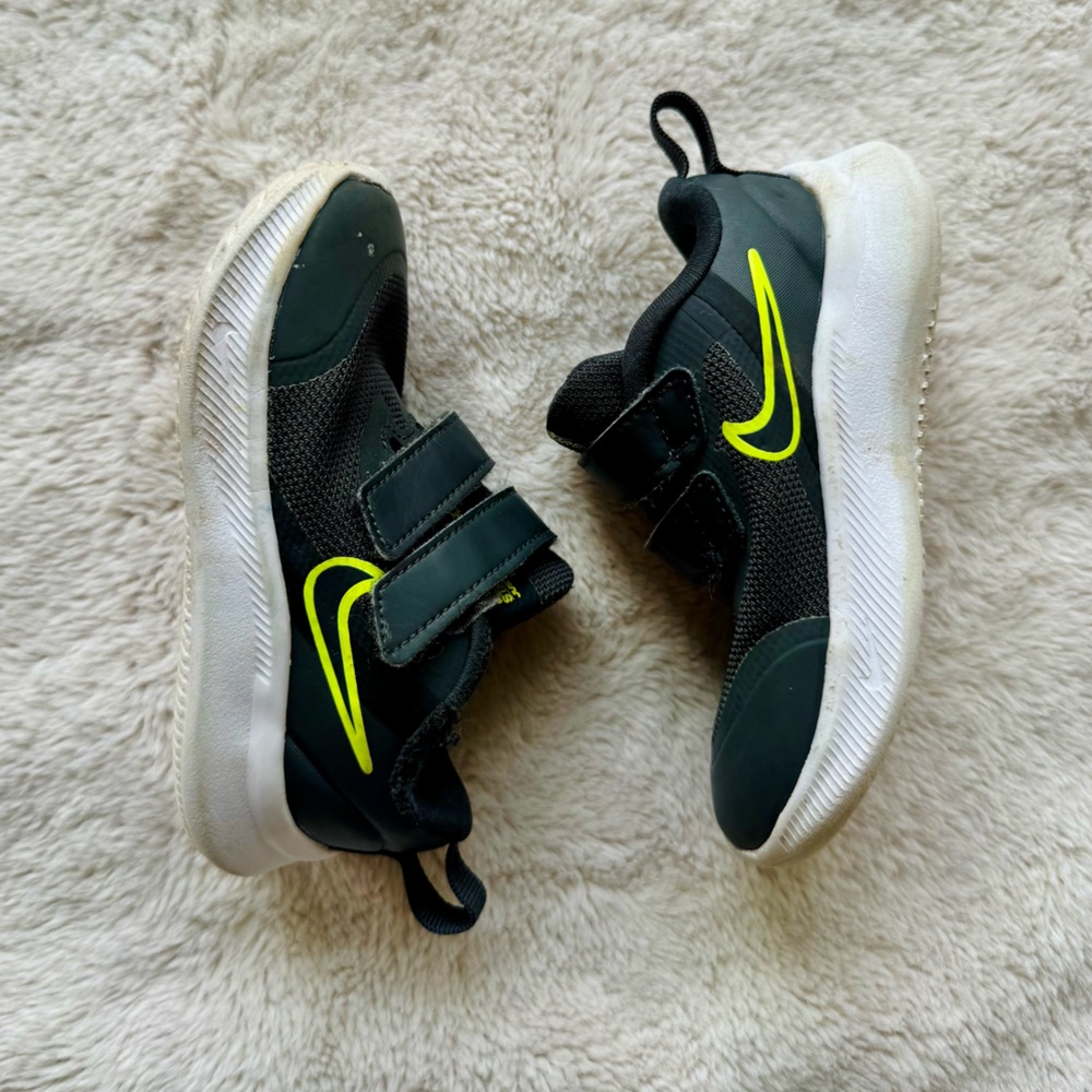 Nike Kids Black and Neon Green Sneakers